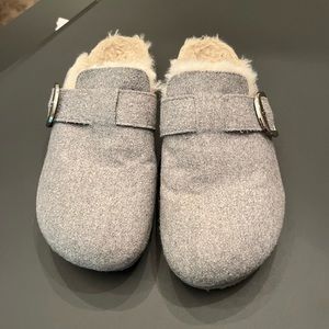 Madden Girl, show,  Versa slipper with Sherpa. House slipper or Casual Bohemian